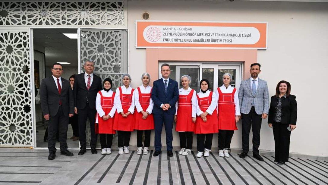 Manisa Valisi Sayın Enver ÜNLÜ Zeynep Gülin Öngör Mesleki ve Teknik Anadolu Lisesi'nde Düzenlenen İftar Programına Katıldı.