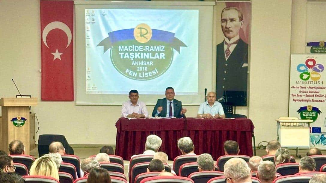 Macide Ramiz Taşkınlar Fen Lisesi toplantı Salonunda 